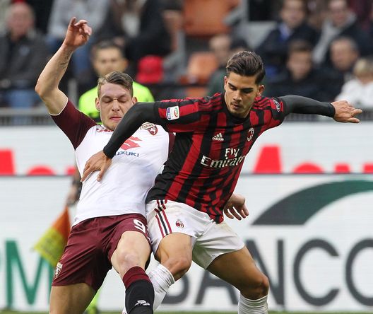 MILAN, ITALY - NOVEMBER 26: Andrea Belotti of Torino FC competes for the ball with Andre Silva of AC Milan during the Serie A match between AC Milan and Torino FC at Stadio Giuseppe Meazza on November 26, 2017 in Milan, Italy. (Photo by Marco Luzzani/Getty Images) 