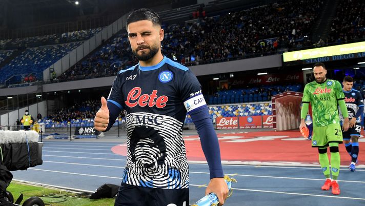 NAPLES, ITALY - NOVEMBER 07: Lorenzo Insigne of SSC Napoli takes to the field wearing a shirt dedicated to former footballer, Diego Maradona who passed away nearly a year ago prior to the Serie A match between SSC Napoli v Hellas Verona FC at Stadio Diego Armando Maradona on November 07, 2021 in Naples, Italy. (Photo by Francesco Pecoraro/Getty Images) Per sempre? Non proprio! Ecco le bandiere che hanno giocato…quasi una carriera con una sola maglia- immagine 2