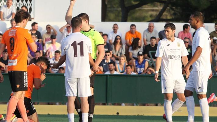 Ibiza, il derby del villaggio tracima: 18 cartellini, 2 rossi e intervento della Guardia Civil - immagine 1