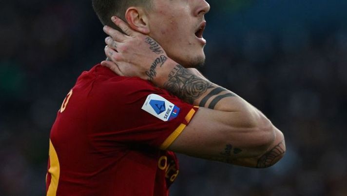 Roma's Italian midfielder Nicolo Zaniolo reacts during the Serie A football match between AS Roma and Salernitana at The Olympic Stadium in Rome on April 10, 2022. (Photo by Filippo MONTEFORTE / AFP) (Photo by FILIPPO MONTEFORTE/AFP via Getty Images) Zaniolo verso l’asta? Cosa sta succedendo tra mercato e rinnovo, la posizione della Roma - immagine 1