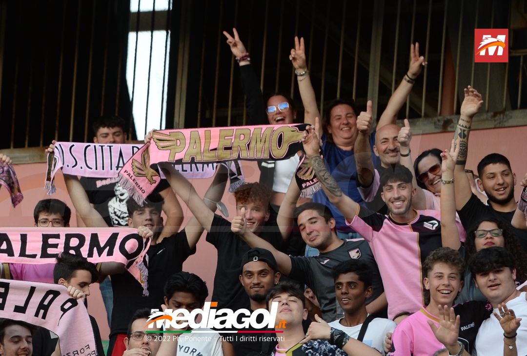Fototifo, i tifosi allo stadio per Palermo-Feralpisaló 1-0 (gallery) - immagine 23