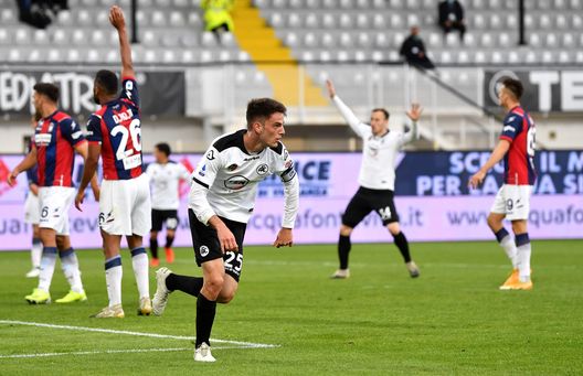  LA SPEZIA, ITALY - APRIL 10: Giulio Maggiore of Spezia celebrates after scoring their team's second goal during the Serie A match between Spezia Calcio and FC Crotone at Stadio Alberto Picco on April 10, 2021 in La Spezia, Italy. Sporting stadiums around Italy remain under strict restrictions due to the Coronavirus Pandemic as Government social distancing laws prohibit fans inside venues resulting in games being played behind closed doors. (Photo by Valerio Pennicino/Getty Images) 