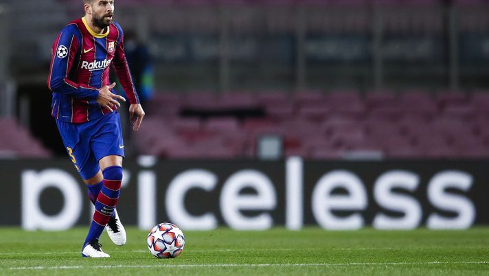 BARCELONA, SPAIN - NOVEMBER 04: Gerard Pique of FC Barcelona runs with the ball during the UEFA Champions League Group G stage match between FC Barcelona and Dynamo Kyiv at Camp Nou on November 04, 2020 in Barcelona, Spain. (Photo by Eric Alonso/Getty Images) 