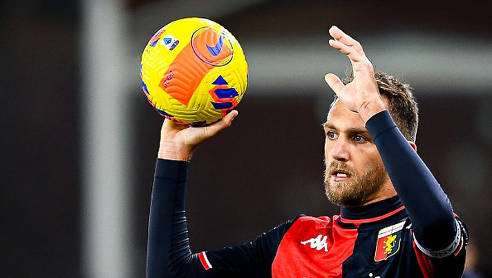GENOA, ITALY - DECEMBER 21: Domenico Criscito of Genoa looks on during the Serie A match between Genoa CFC and Atalanta BC at Stadio Luigi Ferraris on December 21, 2021 in Genoa, Italy. (Photo by Getty Images) Derby ligure, Criscito a muso duro: “O buttiamo tutto nella m…..o usciamo da sta situazione!” - immagine 1
