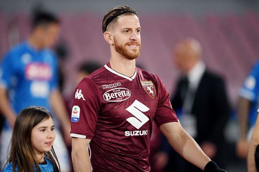  NAPLES, ITALY - FEBRUARY 17: Cristian Ansaldi of Torino FC walks in the soccer pitch with a ball girl before the Serie A match between SSC Napoli and Torino FC at Stadio San Paolo on February 17, 2019 in Naples, Italy. (Photo by Francesco Pecoraro/Getty Images) 