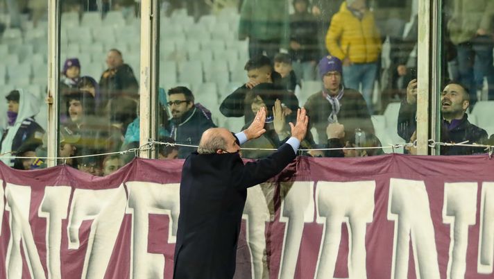 GERMOGLI PH: 30 NOVEMBRE 2021 FIRENZE STADIO ARTEMIO FRANCHI SERIE A FIORENTINA VS SAMPDORIA NELLA FOTO ROCCO COMMISSO SALUTA I TIFOSI CorSport: spaccatura tra i tifosi, striscione al Franchi: “In Rocco we Trust” - immagine 1