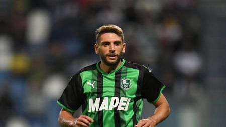 REGGIO NELL'EMILIA, ITALY - OCTOBER 02: Domenico Berardi of US Sassuolo looks on during the Serie A match between US Sassuolo v FC Internazionale at Mapei Stadium - Citta' del Tricolore on October 02, 2021 in Reggio nell'Emilia, Italy. (Photo by Alessandro Sabattini/Getty Images) REGGIO NELL'EMILIA, ITALY - OCTOBER 02: Domenico Berardi of US Sassuolo looks on during the Serie A match between US Sassuolo v FC Internazionale at Mapei Stadium - Citta' del Tricolore on October 02, 2021 in Reggio nell'Emilia, Italy. (Photo by Alessandro Sabattini/Getty Images)