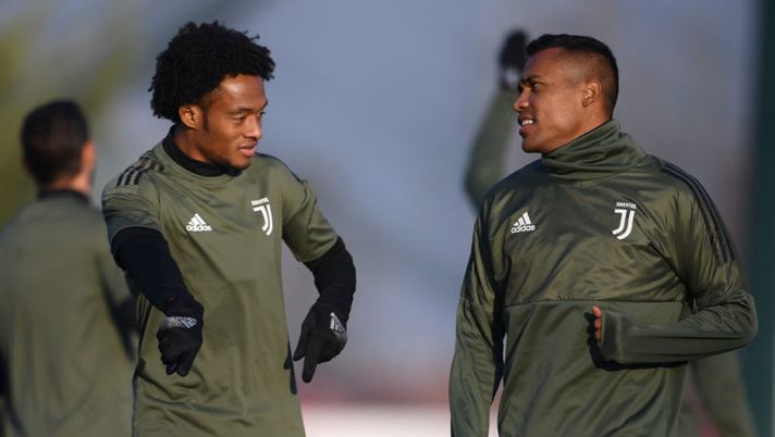 Juventus' midfielder Juan Cuadrado from Colombia (L) and Juventus' defender Alex Sandro from Brazil attend a training session on the eve of the UEFA Champions League football match Juventus Vs Barcelona on November 21, 2017 at the 'Juventus Training Center' in Vinovo. / AFP PHOTO / MARCO BERTORELLO (Photo credit should read MARCO BERTORELLO/AFP/Getty Images) Juve, i convocati per il Cagliari: fuori in quattro. Marchisio, c’è l’esito degli esami - immagine 1