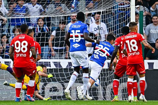 GENOA, ITALY - MAY 16: Alex Ferrari of Sampdoria (3rd from R) scores a goal during the Serie A match between UC Sampdoria and ACF Fiorentina at Stadio Luigi Ferraris on May 16, 2022 in Genoa, Italy. (Photo by Getty Images) Ferrari al 45′: “La Fiorentina mi porta bene. Prestazione ottima”- immagine 2