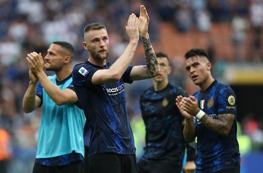 MILAN, ITALY - MAY 22: Milan Skriniar of FC Internazionale applauds the fans with teammates following the Serie A match between FC Internazionale and UC Sampdoria at Stadio Giuseppe Meazza on May 22, 2022 in Milan, Italy. (Photo by Marco Luzzani/Getty Images) Skriniar Milenkovic