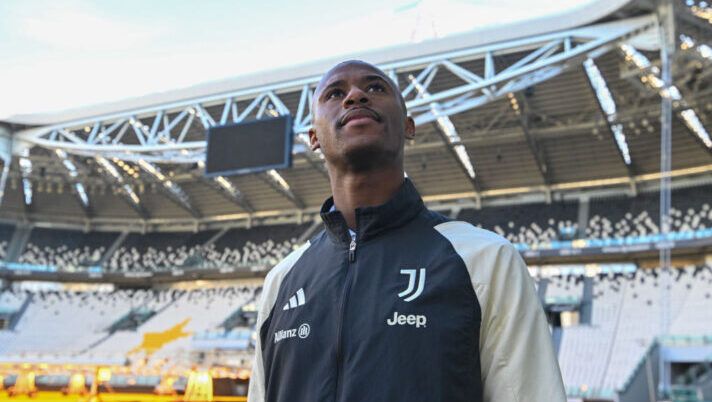 TURIN, ITALY - JANUARY 25: Juventus New Signing Tiago Djalo at the Allianz Stadium after a Press Conference at Allianz Stadium on January 25, 2024 in Turin, Italy. (Photo by Chris Ricco - Juventus FC/Juventus FC via Getty Images) Asta di riparazione, cosa fare coi nuovi: Djaló, Dendoncker, Tavsan, Noslin, Basic, Zanoli, Zurkowski… - immagine 1