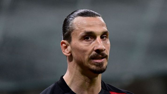 AC Milan's Swedish forward Zlatan Ibrahimovic looks on during the Italian Serie A football match between AC Milan and Benevento at The San Siro Stadium in Milan on May 1, 2021. (Photo by MIGUEL MEDINA / AFP) (Photo by MIGUEL MEDINA/AFP via Getty Images) Novità per l’asta: quando tornano Ibra, Mertens, Lozano, Malinovskyi e Luis Alberto - immagine 1
