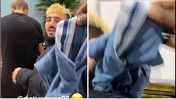 Balotelli, ma che fai? Scherzo al compagno di squadra Vargas | VIDEO