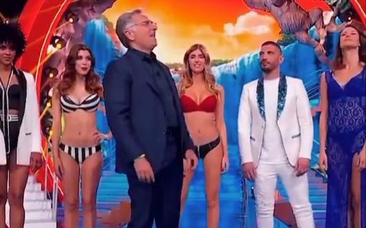 Simona, una milanista contro gli juventini 