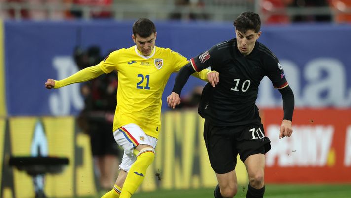 BUCHAREST, ROMANIA - MARCH 28: Valentin Mihaila of Romania battles for possession with Kai Havertz of Germany during the FIFA World Cup 2022 Qatar qualifying match between Romania and Germany at the National Arena on March 28, 2021 in Bucharest, Romania. Sporting stadiums around Romania remain under strict restrictions due to the Coronavirus Pandemic as Government social distancing laws prohibit fans inside venues resulting in games being played behind closed doors. (Photo by Alexander Hassenstein/Getty Images) L’Atalanta presenta Mihaila: “Benvenuto Valentin, uno dei migliori giovani del calcio romeno” - immagine 1