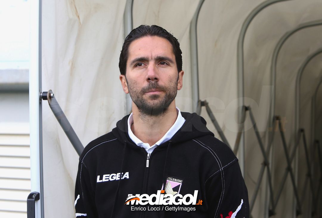  CAGLIARI, ITALY - MAY 05:  Palermo's U19 coach Giuseppe Scurto looks on during the Primavera 1 match between Cagliari Calcio U19 and US Citta di Palermo U19 at Stadio Renato Raccis on May 5, 20188.  (Photo by Enrico Locci/Getty Images) 