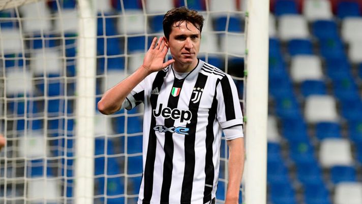 REGGIO NELL'EMILIA, ITALY - MAY 19: Federico Chiesa of Juventus celebrates after scoring their sides second goal during the TIMVISION Cup Final between Atalanta BC and Juventus on May 19, 2021 in Reggio nell'Emilia, Italy. A limited number of fans will be allowed into the stadium as Coronavirus restrictions begin to ease in the UK. (Photo by Marco Rosi/Getty Images for Lega Serie A) La TOP 11 della stagione per fanta-media: c’è Chiesa, restano fuori Vlahovic e Simy- immagine 1