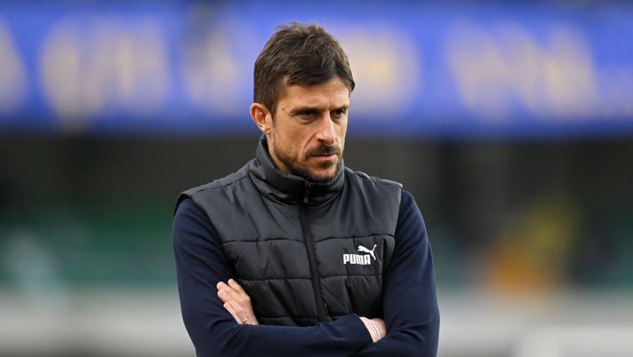 VERONA, ITALY - APRIL 08: Alessio Dionisi, Head Coach of US Sassuolo, looks on prior to the Serie A match between Hellas Verona and US Sassuolo at Stadio Marcantonio Bentegodi on April 08, 2023 in Verona, Italy. (Photo by Alessandro Sabattini/Getty Images) Dionisi: “Berardi non sogna una big? Chiedete a lui. Io resto, se va via Frattesi…” - immagine 1
