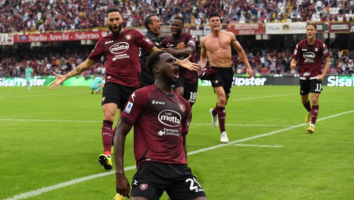 SALERNO, ITALY - OCTOBER 09: Boulaye Dia of Salernitana celebrates after scoring the 2-1 goal during the Serie A match between Salernitana and Hellas Verona at Stadio Arechi on October 09, 2022 in Salerno, Italy. (Photo by Francesco Pecoraro/Getty Images) Occhio a Dia: i numeri spaventano e quel paragone con gli attaccanti viola - immagine 1