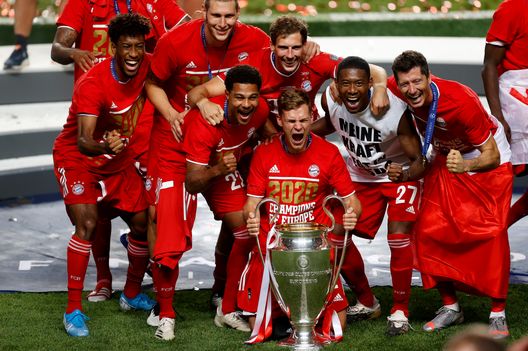LISBON, PORTUGAL - AUGUST 23: Bayern Munich players celebrate with the Champions League Trophy following their team's victory in the UEFA Champions League Final match between Paris Saint-Germain and Bayern Munich at Estadio do Sport Lisboa e Benfica on August 23, 2020 in Lisbon, Portugal. (Photo by Matt Childs/Pool via Getty Images) LISBON, PORTUGAL - AUGUST 23: Bayern Munich players celebrate with the Champions League Trophy following their team's victory in the UEFA Champions League Final match between Paris Saint-Germain and Bayern Munich at Estadio do Sport Lisboa e Benfica on August 23, 2020 in Lisbon, Portugal. (Photo by Matt Childs/Pool via Getty Images)