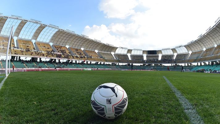 BARI, ITALY - DECEMBER 03: General view of Stadio San Nicola prior the Serie B match between AS Bari and US Salernitana FC at Stadio San Nicola on December 3, 2016 in Bari, Italy. (Photo by Giuseppe Bellini/Getty Images) BARI, ITALY - DECEMBER 03: General view of Stadio San Nicola prior the Serie B match between AS Bari and US Salernitana FC at Stadio San Nicola on December 3, 2016 in Bari, Italy. (Photo by Giuseppe Bellini/Getty Images)