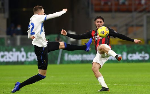 MILAN, ITALY - JANUARY 23: Josip Ilicic of Atalanta and Davide Calabria of AC Milan battle for possession during the Serie A match between AC Milan and Atalanta BC at Stadio Giuseppe Meazza on January 23, 2021 in Milan, Italy. Sporting stadiums around Italy remain under strict restrictions due to the Coronavirus Pandemic as Government social distancing laws prohibit fans inside venues resulting in games being played behind closed doors. (Photo by Marco Luzzani/Getty Images) MILAN, ITALY - JANUARY 23: Josip Ilicic of Atalanta and Davide Calabria of AC Milan battle for possession during the Serie A match between AC Milan and Atalanta BC at Stadio Giuseppe Meazza on January 23, 2021 in Milan, Italy. Sporting stadiums around Italy remain under strict restrictions due to the Coronavirus Pandemic as Government social distancing laws prohibit fans inside venues resulting in games being played behind closed doors. (Photo by Marco Luzzani/Getty Images)