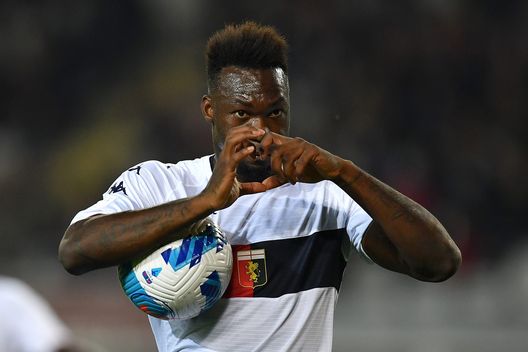 TURIN, ITALY - OCTOBER 22: Felipe Caicedo of Genoa CFC celebrtates a goal during the Serie A match between Torino FC and Genoa CFC at Stadio Olimpico di Torino on October 22, 2021 in Turin, Italy. (Photo by Valerio Pennicino/Getty Images) Sul mercato serve solo un attaccante di scorta: meglio le soluzioni low cost- immagine 2