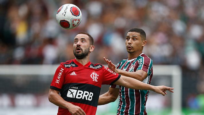 RIO DE JANEIRO, BRAZIL - FEBRUARY 06: Everton Ribeiro of Flamengo competes for the ball with Andre of Fluminense during a match between Flamengo and Fluminense as part of the Taca Guanabara, first leg of the Carioca State Championship at Estadio Olimpico Nilton Santos on February 6, 2022 in Rio de Janeiro, Brazil. (Photo by Wagner Meier/Getty Images) Flamengo, un solo derby vinto con il Flu fra gli ultimi 8: Everton Ribeiro “Sentiamo la pressione” - immagine 1