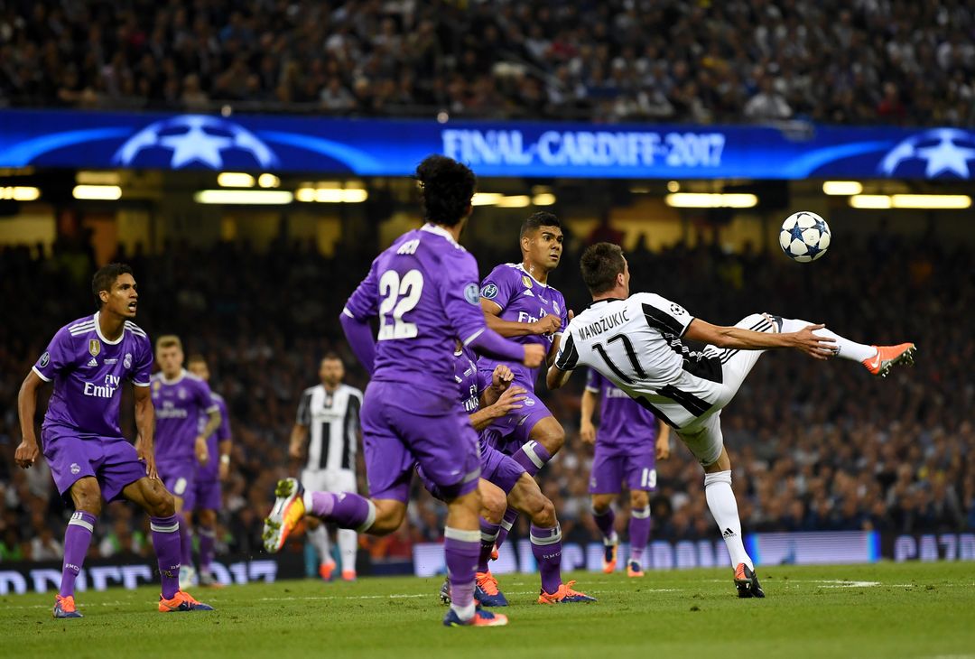  CARDIFF, WALES - JUNE 03:  Mario Mandzukic of Juventus scores his sides first goal during the UEFA Champions League Final between Juventus and Real Madrid at National Stadium of Wales on June 3, 2017 in Cardiff, Wales.  (Photo by Laurence Griffiths/Getty Images) 