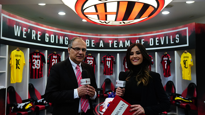 Mauro Suma e Giorgia Palmas di Milan TV nello spogliatoio del Milan a 'San Siro' (credits: acmilan.com) 