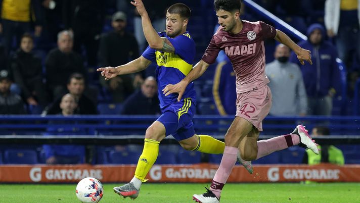 BUENOS AIRES, ARGENTINA - OCTOBER 09: Marcelo Weigandt of Boca Juniors and Jose Lopez of Lanus vie for the ball during a match between Boca Juniors and Lanus as part of Torneo Liga Profesional 2021 at Estadio Alberto J. Armando on October 9, 2021 in Buenos Aires, Argentina. (Photo by Daniel Jayo/Getty Images) Linea verde Fiorentina, spunta anche José Lopez del Lanus per l’attacco - immagine 1
