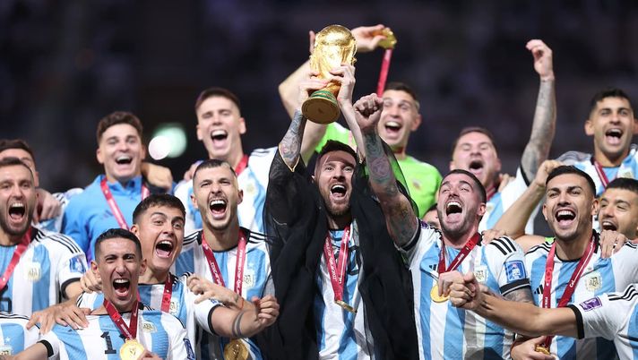 Getty Images  Messi e l’offerta choc: un milione di dollari per l’abito della premiazione - immagine 1