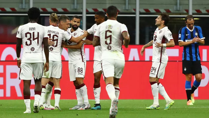 MILAN, ITALY - JULY 13:  Andrea Belotti (3nd L) of Torino FC celebrates with his team-mates after scoring the opening goal during the Serie A match between FC Internazionale and Torino FC at Stadio Giuseppe Meazza on July 13, 2020 in Milan, Italy.  (Photo by Marco Luzzani/Getty Images)