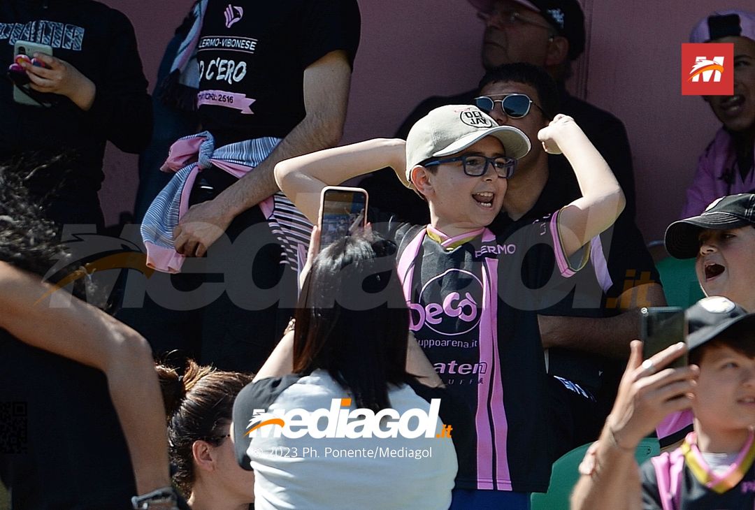 FOTOTIFO Palermo-Spal 2-1, gli scatti ai tifosi al “Renzo Barbera” (GALLERY) - immagine 71