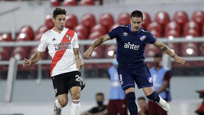AVELLANEDA, ARGENTINA - DECEMBER 10: Gonzalo Montiel of River Plate competes for the ball with Gabriel Neves of Nacional during a first leg match between River Plate and Nacional as part of Copa CONMEBOL Libertadores 2020 quarter finals on December 10, 2020 in Avellaneda, Argentina. (Photo by Juan I. Roncoroni - Pool/Getty Images) AVELLANEDA, ARGENTINA - DECEMBER 10: Gonzalo Montiel of River Plate competes for the ball with Gabriel Neves of Nacional during a first leg match between River Plate and Nacional as part of Copa CONMEBOL Libertadores 2020 quarter finals on December 10, 2020 in Avellaneda, Argentina. (Photo by Juan I. Roncoroni - Pool/Getty Images)