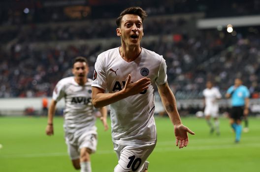 FRANKFURT AM MAIN, GERMANY - SEPTEMBER 16: Mesut Ozil of Fenerbahce celebrates after scoring their side's first goal during the UEFA Europa League group D match between Eintracht Frankfurt and Fenerbahce at Deutsche Bank Park on September 16, 2021 in Frankfurt am Main, Germany. (Photo by Alex Grimm/Getty Images) Basaksehir: Istanbul perde un suo top player per tre mesi- immagine 2