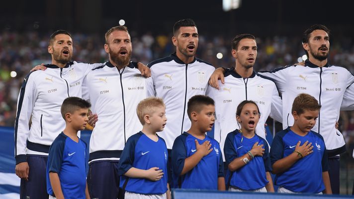 BARI, ITALY - SEPTEMBER 01: Players of Italy sign the national anthem prior the international friendly match between Italy and France at Stadio San Nicola on September 1, 2016 in Bari, Italy. (Photo by Claudio Villa/Getty Images) BARI, ITALY - SEPTEMBER 01: Players of Italy sign the national anthem prior the international friendly match between Italy and France at Stadio San Nicola on September 1, 2016 in Bari, Italy. (Photo by Claudio Villa/Getty Images)