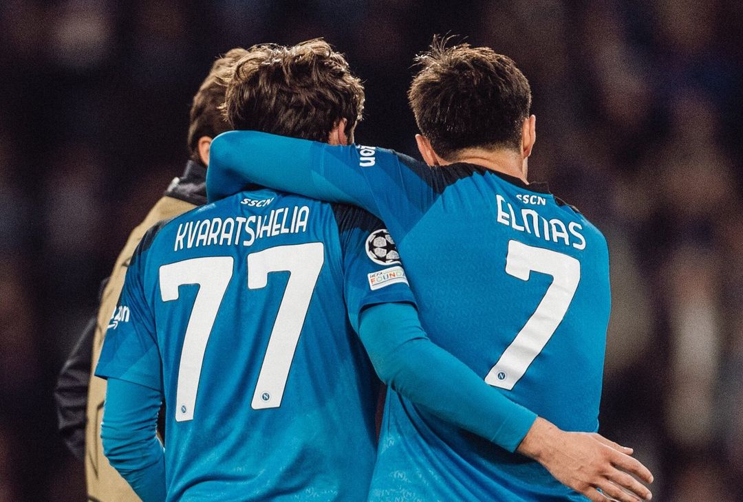 FOTO Il Napoli esalta i suoi ragazzi su Twitter: “Chi onora la maglia non perde mai”- immagine 1