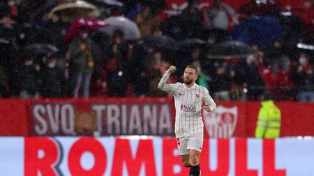 SEVILLE, SPAIN - DECEMBER 21: Alejandro Gomez of Sevilla celebrates after he scores their team's first goal during the LaLiga Santander match between Sevilla FC and FC Barcelona at Estadio Ramon Sanchez Pizjuan on December 21, 2021 in Seville, Spain. (Photo by Fran Santiago/Getty Images) SEVILLE, SPAIN - DECEMBER 21: Alejandro Gomez of Sevilla celebrates after he scores their team's first goal during the LaLiga Santander match between Sevilla FC and FC Barcelona at Estadio Ramon Sanchez Pizjuan on December 21, 2021 in Seville, Spain. (Photo by Fran Santiago/Getty Images)