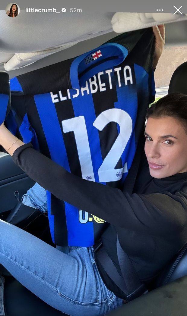 Inter, Elisabetta Canalis pazza dei nerazzurri: gli scatti con la maglia n. 12- immagine 3
