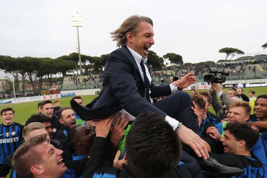  VIAREGGIO, ITALY - MARCH 26: Stefano Vecchi manager of FC Internazionale celebrates the victory after the Viareggio Cup Final match between FC Internazionale U19 and ACF Fiorentina U19 on March 26, 2018 in Viareggio, Italy. (Photo by Gabriele Maltinti - Inter/FC Internazionale via Getty Images) 