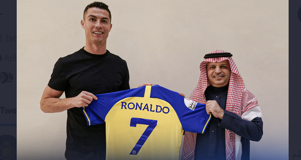 300 anni Arabia Saudita, Cristiano Ronaldo festeggia con tunica e spada- immagine 2
