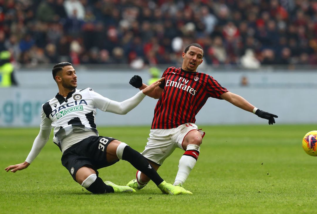  MILAN, ITALY - JANUARY 19:  Rolando Mandragora of Udinese competes for the ball with Ismael Bennacer of AC Milan during the Serie A match between AC Milan and Udinese Calcio at Stadio Giuseppe Meazza on January 19, 2020 in Milan, Italy.  (Photo by Marco Luzzani/Getty Images) 