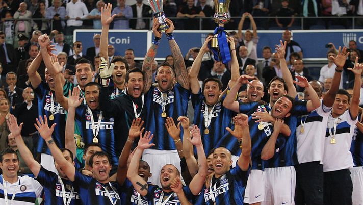 ROME, ITALY - MAY 29: Javier Zanetti and Marco Materazzi (C) with their teammates of FC Internazionale Milano hold the trophy after the victory of Tim Cup final between FC Internazionale Milano and US Citta di Palermo at Olimpico Stadium on May 29, 2011 in Rome, Italy. (Photo by Paolo Bruno/Getty Images) Coppa Italia: l’Inter punta a rompere il digiuno, per altre la competizione sta diventando un incubo…- immagine 2