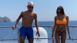 VIDEO / Immobile dopo la Scarpa d’oro si rilassa con la moglie: balletto in mezzo al mare