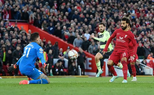 LIVERPOOL, ENGLAND - OCTOBER 16: Mohamed Salah of Liverpool scores their side's first goal past Ederson of Manchester City during the Premier League match between Liverpool FC and Manchester City at Anfield on October 16, 2022 in Liverpool, England. (Photo by Laurence Griffiths/Getty Images) Il Liverpool batte il City e un ex viola ruba la scena ad Haaland- immagine 2
