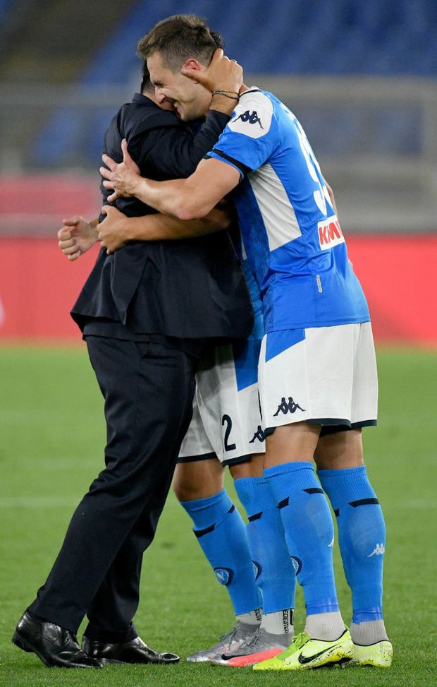 Gattuso e Arkadiusz Milik festeggiano la conquista della coppa Italia Gattuso e Arkadiusz Milik festeggiano la conquista della coppa Italia
