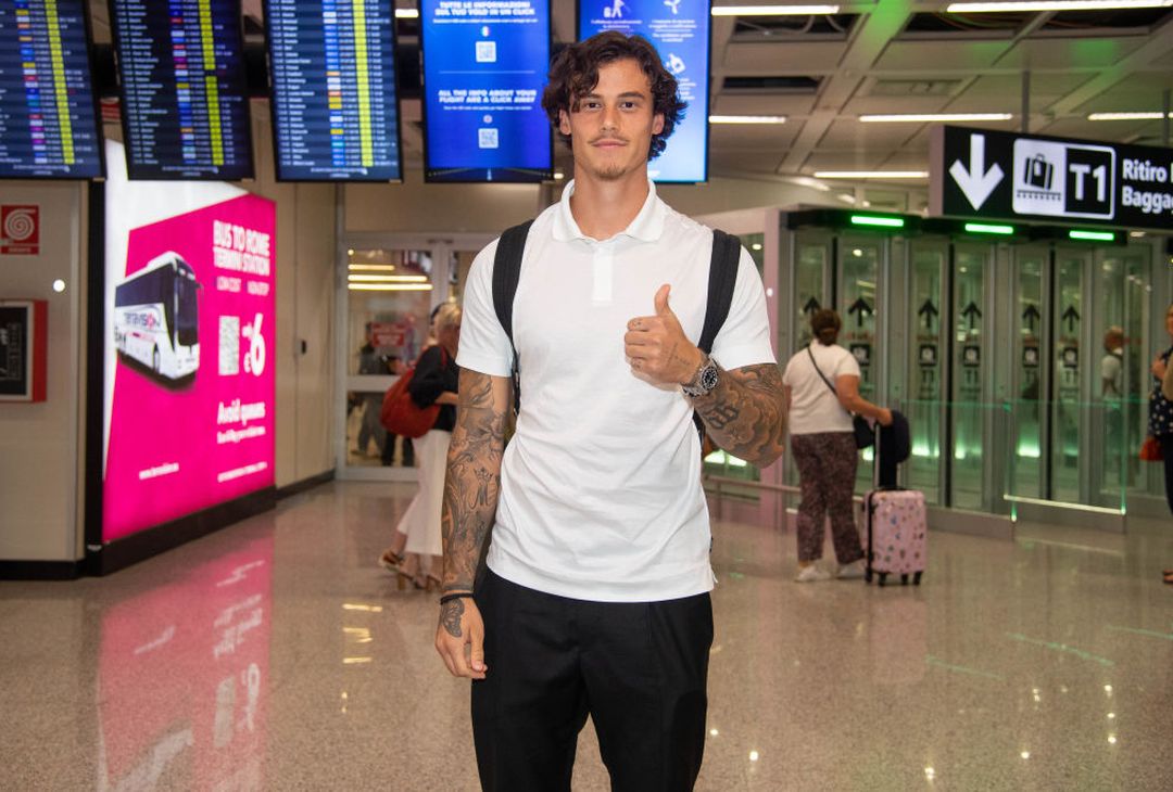 Ecco Svilar: gli scatti tra arrivo, firma e nuova maglia a Trigoria – FOTO GALLERY - immagine 36