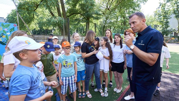 Shevchenko incontra bambini fuggiti dalla guerra in Ucraina