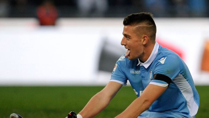 ROME, ROMA - DECEMBER 04: Sergej Milinkovic Savic of SS Lazio reacts during the Serie A match between SS Lazio and AS Roma at Stadio Olimpico on December 4, 2016 in Rome, Italy. (Photo by Marco Rosi/Getty Images) Milinkovic, è un bacio al fantacalcio: “Ora nuovo ruolo, sto da Dio e segnerò tanto” - immagine 1